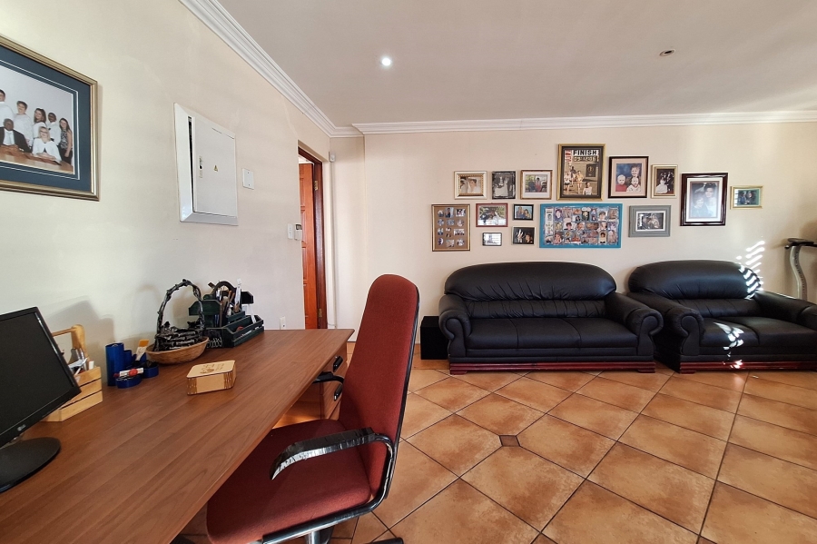 5 Bedroom Property for Sale in Golden Mile Western Cape